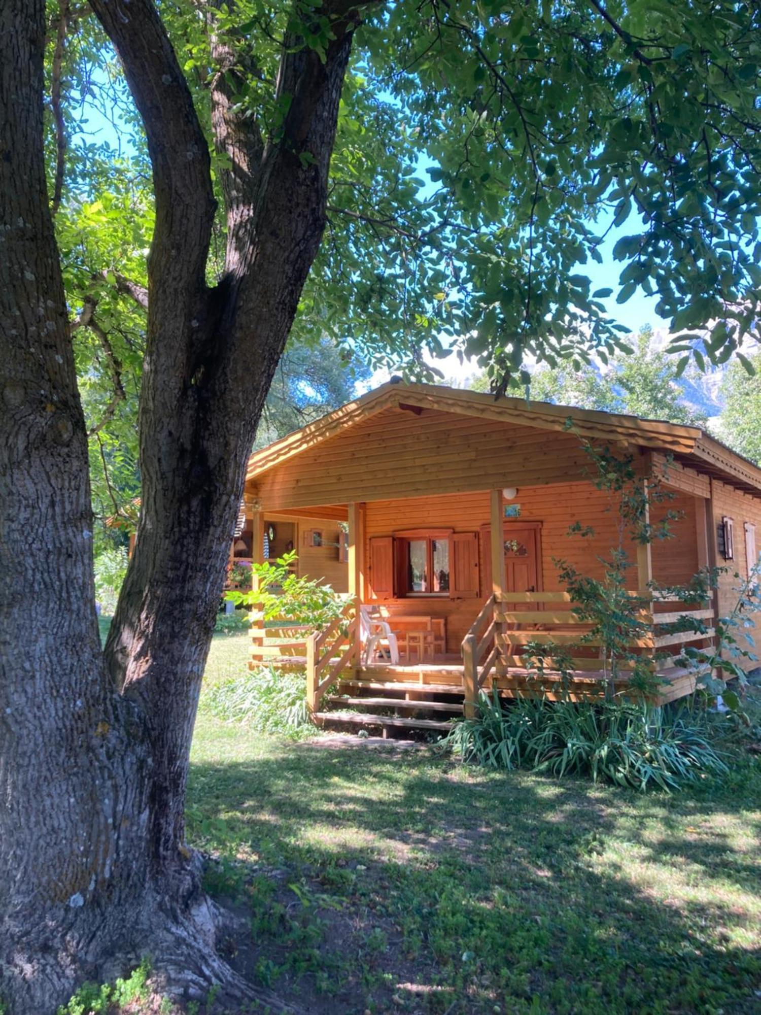 Camping, Hotel De Plein Air Les Cariamas Chateauroux-les-Alpes Exteriör bild