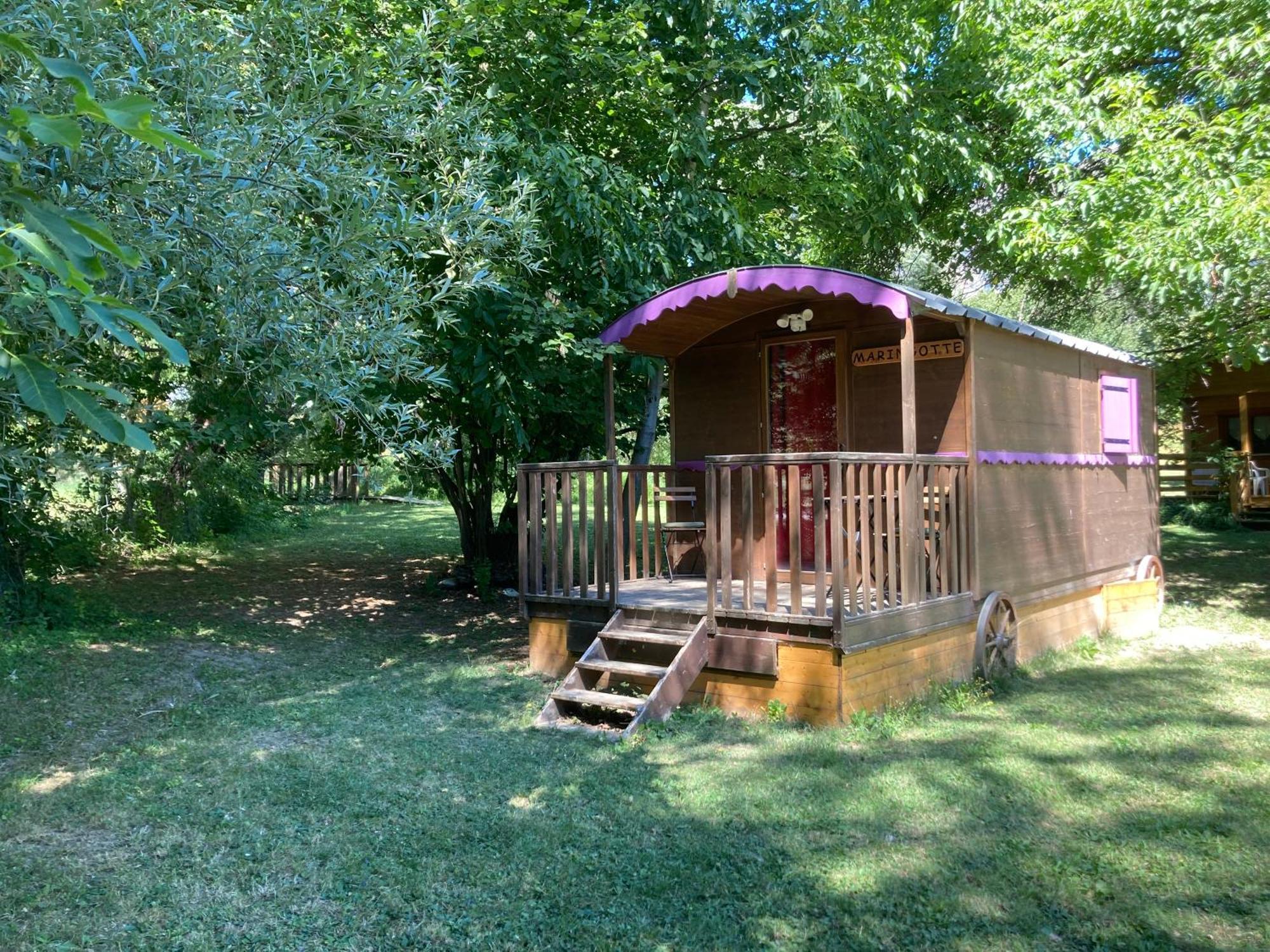 Camping, Hotel De Plein Air Les Cariamas Chateauroux-les-Alpes Exteriör bild