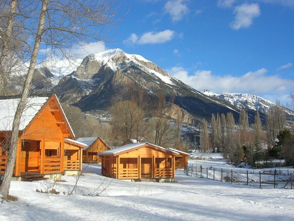 Camping, Hotel De Plein Air Les Cariamas Chateauroux-les-Alpes Exteriör bild
