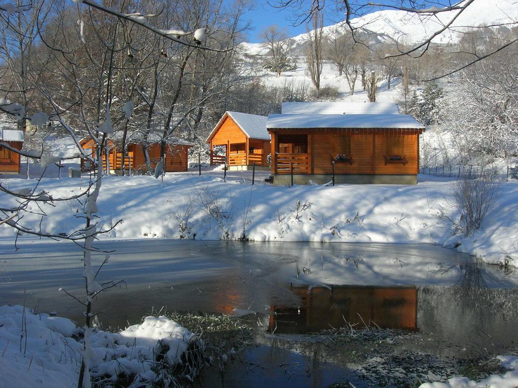 Camping, Hotel De Plein Air Les Cariamas Chateauroux-les-Alpes Exteriör bild