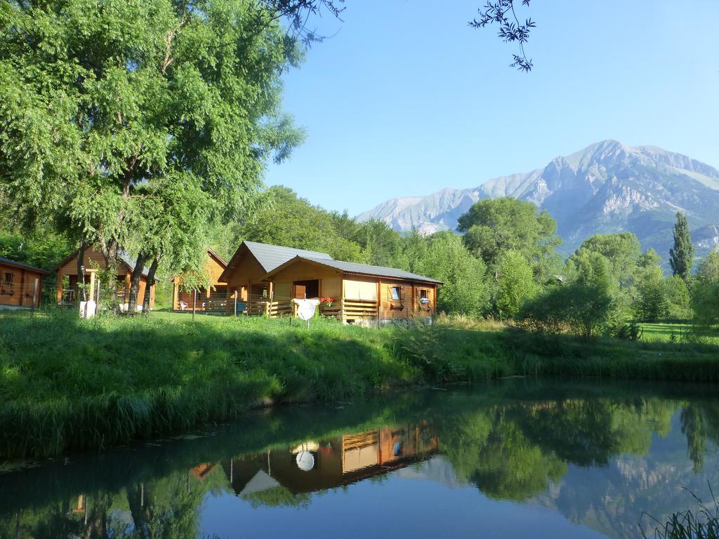 Camping, Hotel De Plein Air Les Cariamas Chateauroux-les-Alpes Exteriör bild
