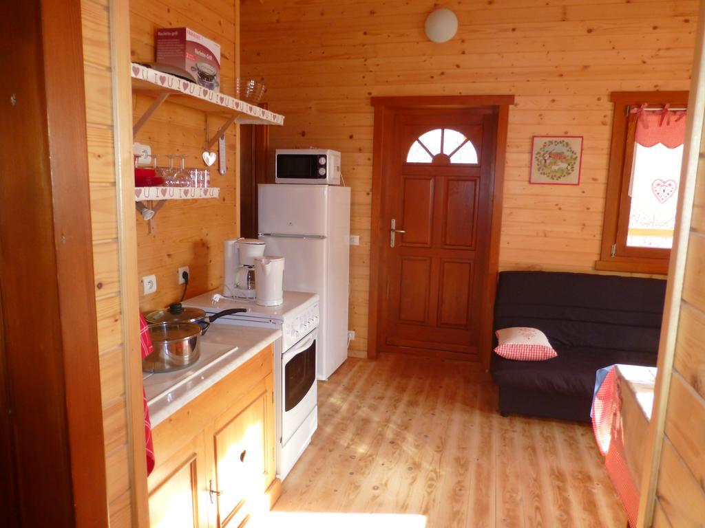 Camping, Hotel De Plein Air Les Cariamas Chateauroux-les-Alpes Exteriör bild