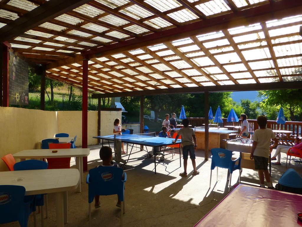 Camping, Hotel De Plein Air Les Cariamas Chateauroux-les-Alpes Exteriör bild