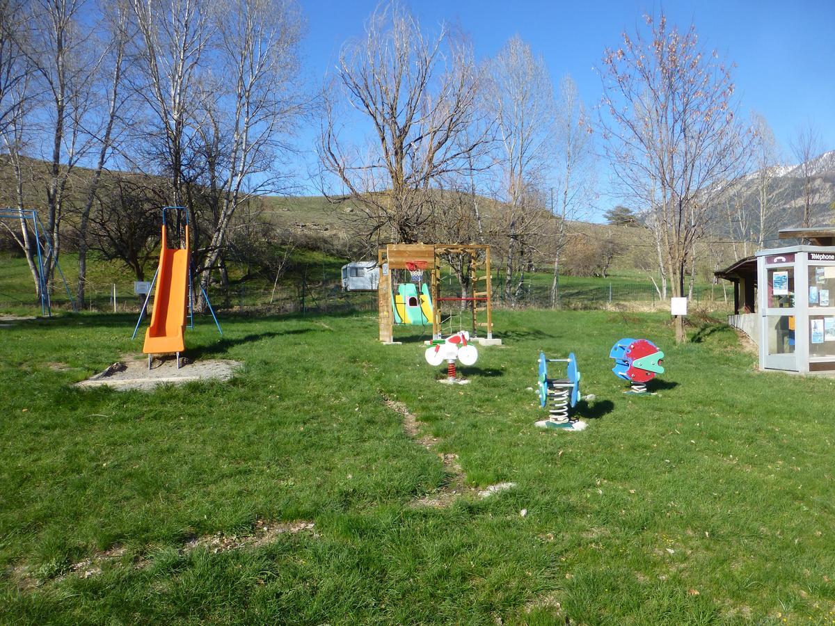Camping, Hotel De Plein Air Les Cariamas Chateauroux-les-Alpes Exteriör bild