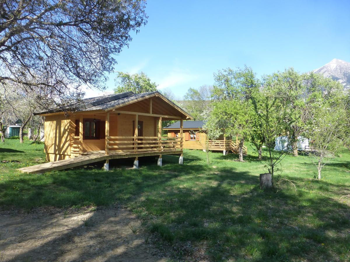 Camping, Hotel De Plein Air Les Cariamas Chateauroux-les-Alpes Exteriör bild
