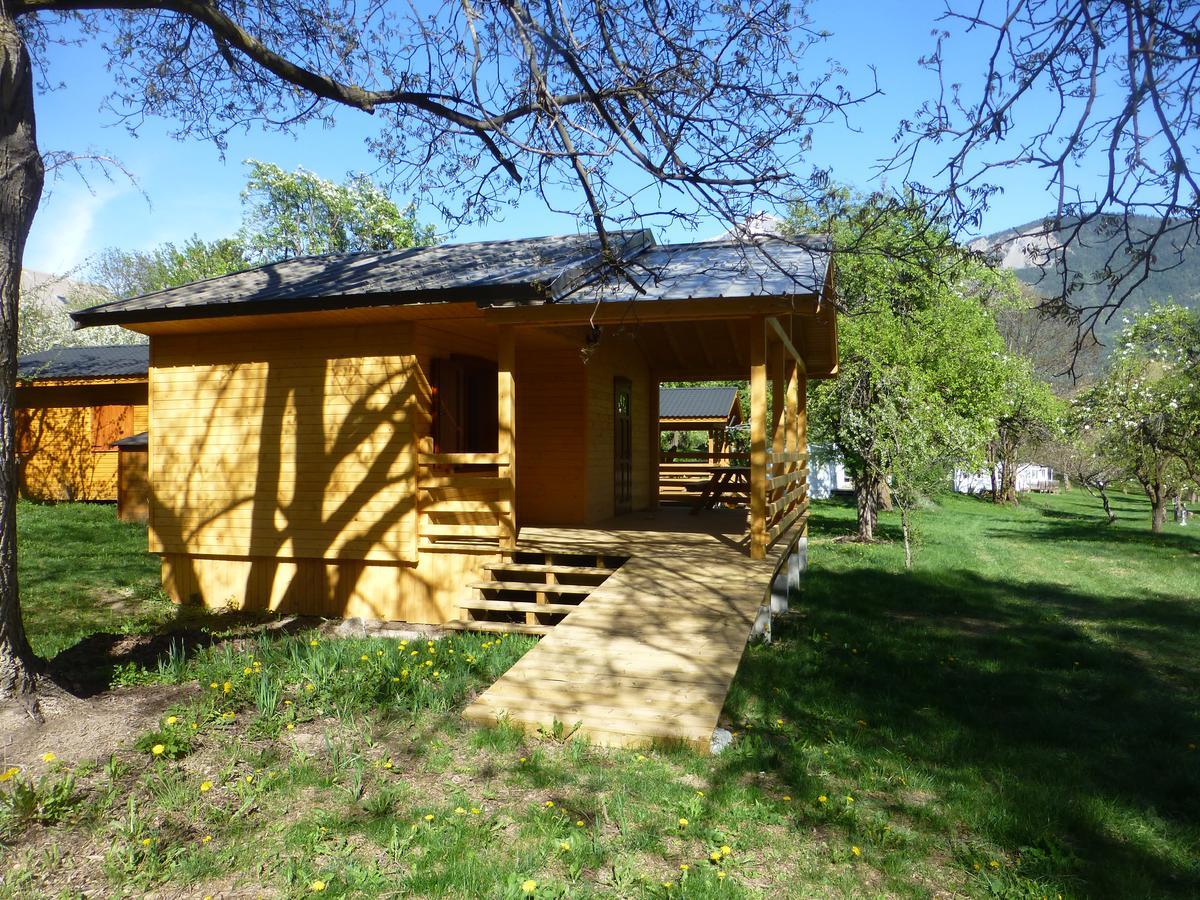 Camping, Hotel De Plein Air Les Cariamas Chateauroux-les-Alpes Exteriör bild